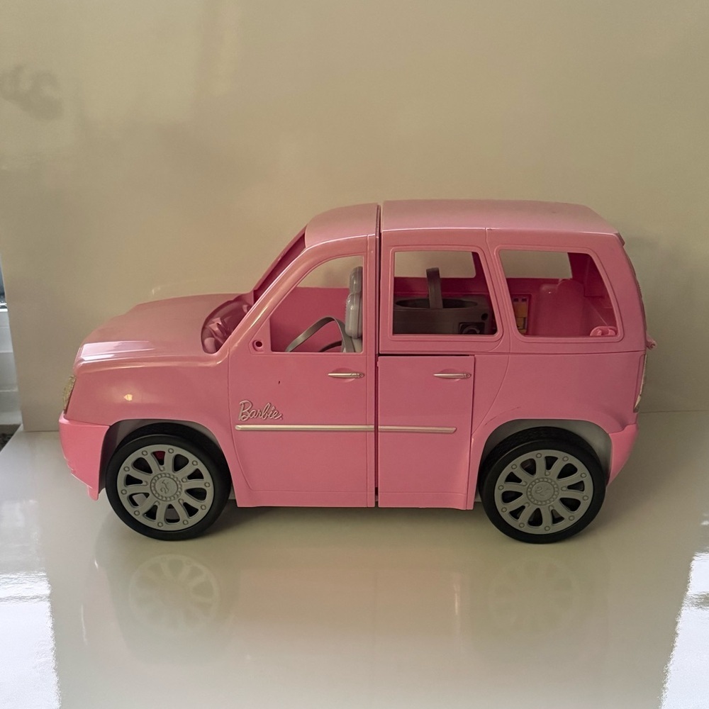 Mattel Barbie in Rock 'n Royals Super Star Limo Escalade 2010 Seats 6 Pink